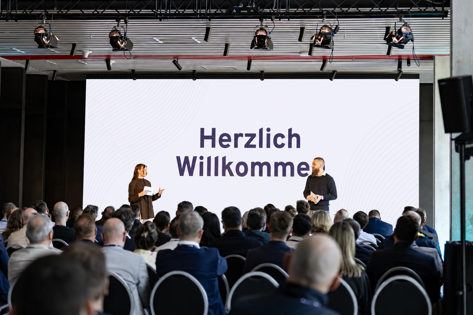 Miriam Hechtel und Joshua Kuhnert auf der Bühne